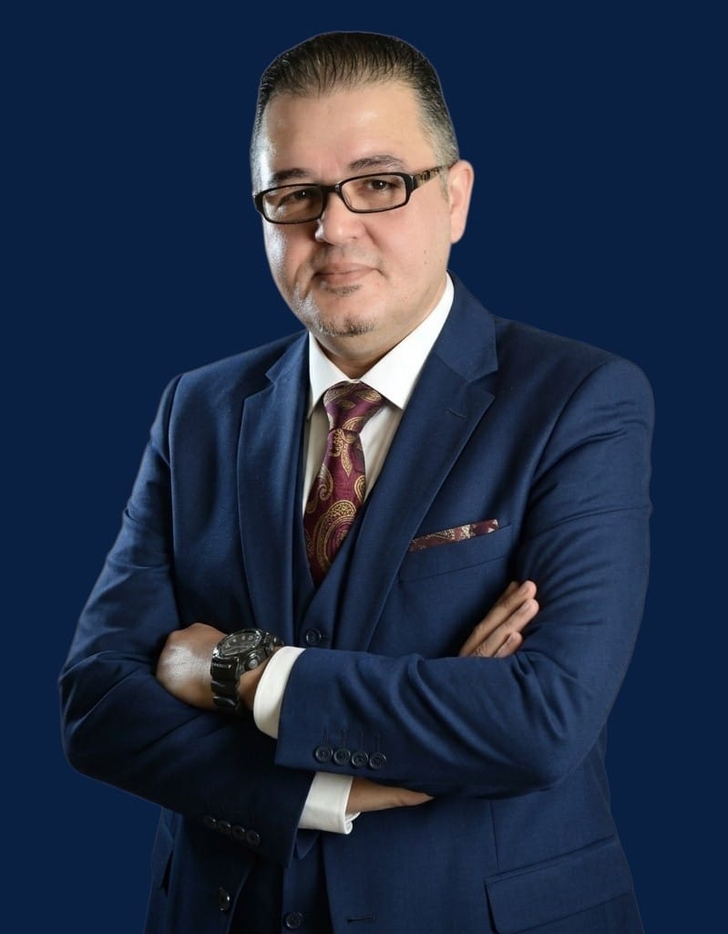 ​الأستاذ الدكتور محمود قدور 
​المؤسس والمدير العام – خبير تدريس الرياضيات والفيزياء
​يُعتبر الأستاذ الدكتور محمود قدور قامةً علمية وتربوية بارزة تمتد مسيرتها لأكثر من 24 عاماً من العطاء المتميز في ميدان التعليم ضمن المدارس الحكومية والخاصة في المملكة الأردنية الهاشمية.
​حاز الدكتور محمود على درجاته العلمية الرفيعة؛ بدءاً من البكالوريوس، مروراً بالماجستير، وصولاً إلى درجة الدكتوراه، متسلحاً بأحدث المناهج الأكاديمية والتربوية. ولم تتوقف مسيرته عند هذا الحد، بل توج خبراته بحصوله على شهادات عالمية معتمدة في طرق البحث العلمي، مما يتيح له توظيف استراتيجيات تدريسية متقدمة ومبتكرة تُبسط أعمق المفاهيم الرياضية والفيزيائية وتضمن تفوق الطلبة.
​من خلال تأسيسه لأكاديمية لومينا، يطمح الأستاذ الدكتور محمود قدور إلى تقديم نموذج تعليمي ريادي يدمج بين عمق التخصص ودقة الأداء الأكاديمي، ليضع خبرته الطويلة بين أيدي الطلبة وأولياء الأمور نحو تحقيق التميز والريادة.
